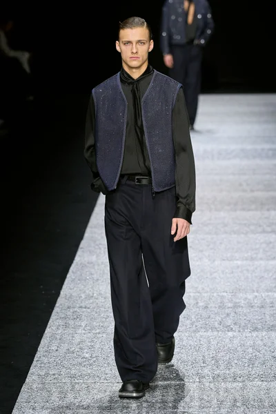 Look 100